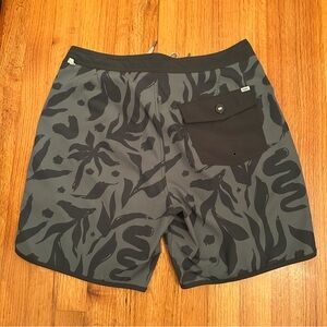 Vuori Cruise Boardshort Kashmir Contigo V314 Size 38
(#1)